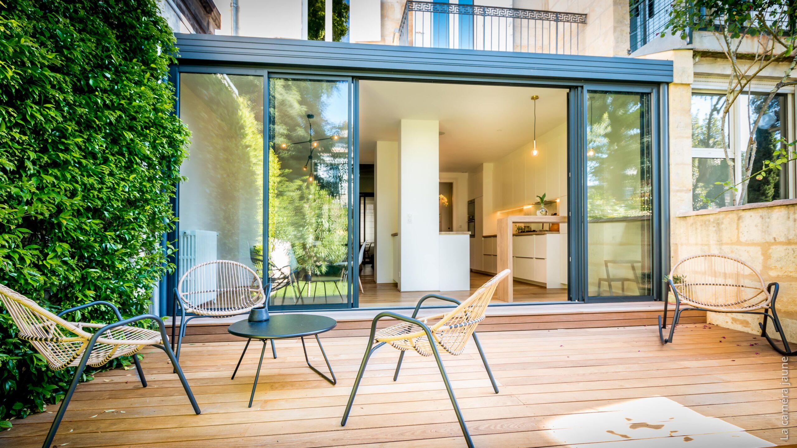 Photo 2 : Terrasse sur-mesure avec meuble en bois