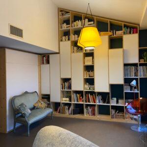 Photo 1 réalisation d'une bibliothèque et d'un lit escamotable - mobilier en résine sur mesure - PL Agencement